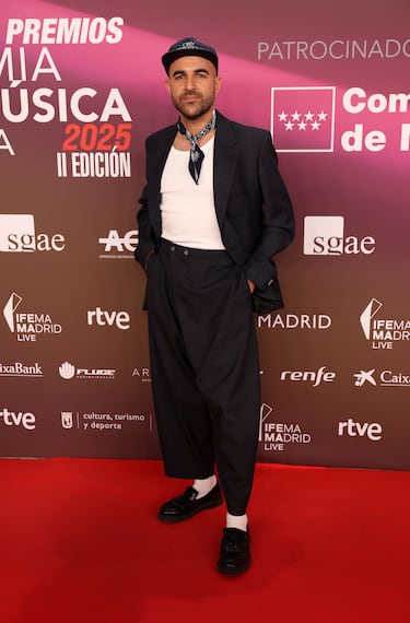 Nil Moliner  a su llegada a la alfombra roja de los Premios de la Academia de la Música de España.