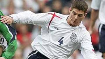<b>NO SE VA AL CHELSEA. </b>El jugador del Liverpool Steven Gerrard con su selección en el encuentro que ha enfrentado a Inglaterra con Irlanda del Norte en Old Trafford.