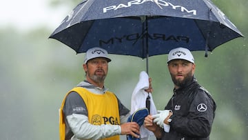 Jon Rahm y su caddie Adam Hayes.