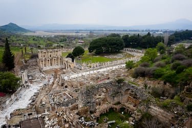 Era lugar de peregrinaje para devotos y dejaban ofrendas a los pies de la estatua. Estas dimensiones harían de este templo el mayor edificio del mundo griego, por encima incluso del Partenón.
El templo se destruyó definitivamente en el año 401 a.C. dejando muy pocos restos, algunos de los cuales se encuentran en el Museo Británico. En la imagen, las ruinas de la ciudad de Éfeso.