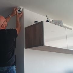 Pone cámaras en el interior de su vivienda alquilada, un inquilino detecta la red espía y la AEPD le multa con 3.000 euros