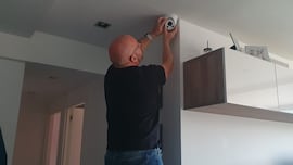 Pone cámaras en el interior de su vivienda alquilada, un inquilino detecta la red espía y la AEPD le multa con 3.000 euros