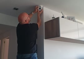 Pone cámaras en el interior de su vivienda alquilada, un inquilino detecta la red espía y la AEPD le multa con 3.000 euros