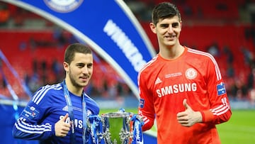 Eden Hazard y Thibaut Courtois, con la camiseta del Chelsea.