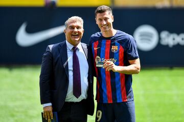 El delantero polaco ha sido presentado en el Camp Nou como nuevo jugador del Fútbol Club Barcelona.