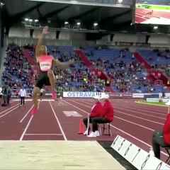 ¡Ha vuelto! Saltó más que el foso y ahora bate un récord de Carl Lewis