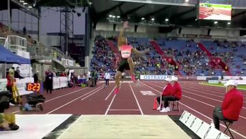 ¡Ha vuelto! Saltó más que el foso y ahora bate un récord de Carl Lewis