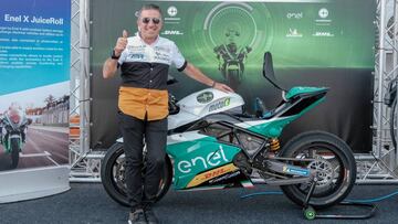 Aspar posa con la 'Energica'.