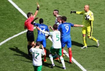 El irlandés Shane Duffy ve la tarjeta roja tras la dura acción sobre Griezmann.