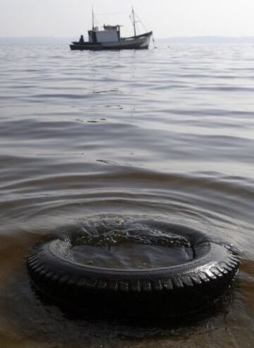 La ciudad de Río de Janeiro continúa recibiendo las críticas a nivel local y en el extranjero por el estado en el que se encuentran las aguas donde se tiene previsto realizar las competiciones como la maratón de natación, vela y los eventos de triatlón de los Juegos Olímpicos de 2016. Sin tratamiento de aguas residuales y llenas basura las playas de Copacabana y la Bahía de Guanabara, se encuentran en un estado desastroso