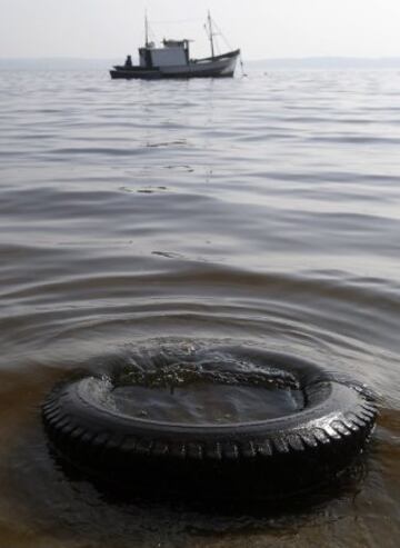 La ciudad de Río de Janeiro continúa recibiendo las críticas a nivel local y en el extranjero por el estado en el que se encuentran las aguas donde se  tiene previsto realizar las competiciones como la maratón de natación, vela y los eventos de triatlón de los Juegos Olímpicos de 2016. Sin tratamiento de aguas residuales y llenas basura las playas de Copacabana y la Bahía de Guanabara, se encuentran en un estado desastroso