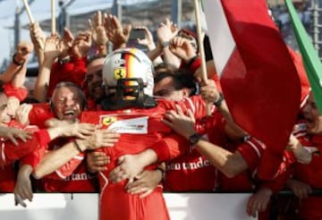 Sebastian Vettel celebra la victoria con su equipo.