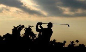 Rory McIlroy durante el tercer hoyo del torneo Omega Dubai Desert Classic 2016.