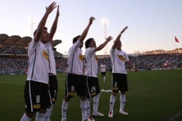 Definición del Torneo del 2010, el último torneo largo. Universidad Católica pierde en el Monumental y queda tercera, a siete puntos de los albos con siete fechas por jugar. El Cacique pierde el rumbo y la UC descuenta la ventaja y se consagra campeón. 