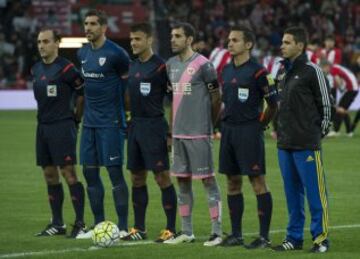 El árbitro Gil Manzano  acompañado por sus asistentes  Ángel Nevado, José Manuel Fernández  el cuarto árbitro Francisco José Hernández y los capitanes Raúl García y Trashorras