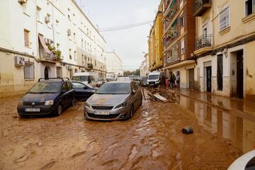 Varios vehículos amontonados tras el paso de la DANA en Valencia.