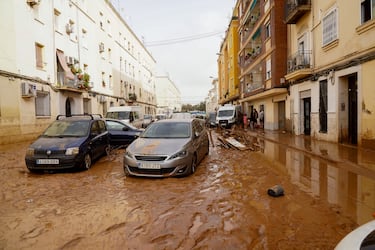 Varios vehículos amontonados tras el paso de la DANA en Valencia.