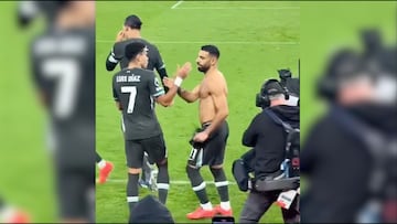 En la victoria 2-3 del Liverpool ante Southampton, el egipcio marcó de penal para sellar el triunfo, y Lucho celebró alzando el dorsal de su compañero.