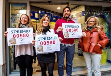 GRAF542. TOLEDO, 22/12/2017.- Propietarios de la Administración de Lotería "Doña Lola" de Toledo, celebran el 5º premio, que ha congraciado al número 00580. EFE/ Ismael Herrero