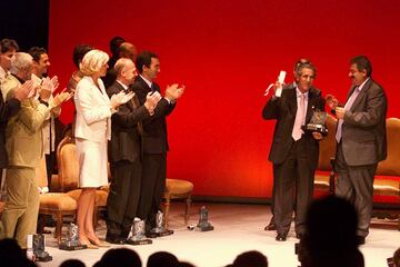 Federico Mart¨ªn Bahamontes recibe el premio al mejor deportista del siglo XX de Castilla-La Mancha en el a?o 2001.