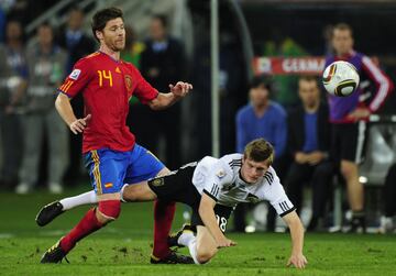 Xabi Alonso fue el perfecto compañero de Sergio Busquets a la hora de contener los ataques de la selección germana. Además, fue preciso a la hora de lanzar pases a Pedro, con diagonales, para que el jugador del Barcelona pudiese irrumpir y sorprender desde atrás. Estuvo solvente a la hora de gestionar el ritmo del partido.