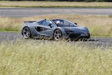 Exprimiendo un McLaren 600LT con Carlos Sainz en Woking
