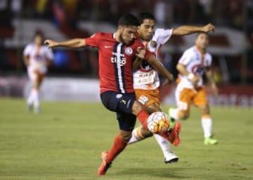 Football Soccer - Chile's Cobresal v Paraguay's Cerro Porteno - Copa Libertadores - Defensores del Chaco Stadium, Asuncion, Paraguay, 25/02/2016. Lino Maldonado (2nd R) of Chile's Cobresal and Bruno Valdez of Paraguay's Cerro Porteno fight for the ball. REUTERS/Jorge Adorno