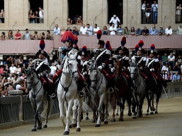 El Palio de Siena (Palio di Siena) es una carrera de caballos de origen medieval que enfrenta a los distritos de la ciudad italiana dos veces al año. La primera del año se celebra el 2 de julio (Palio di Provenzano) y la segunda el 16 de agosto (Palio del