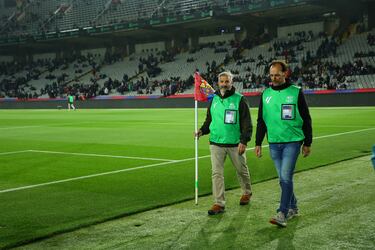 El partido entre el Barcelona y el Osasuna fue suspendido por el fallecimiento del médico del equipo, Carles Miñarro. La noticia se supo minutos antes del encuentro, y fue el mismo presidente del Barça, Joan Laporta, el que bajó al vestuario para comunicar a los jugadores que el partido no se disputaría.