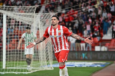 Uno de los fichajes de invierno… y con rendimiento inmediato. El delantero del Almería volvió a ser decisivo para su equipo con un gol y una asistencia, para darle la victoria ante el Córdoba.