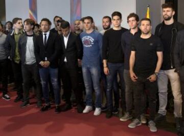 El entrenador del FC Barcelona, Luis Enrique, el presiente del Club, Josep Maria Bartomeu y los componentes del primer equipo guardan silencio en el espacio memorial del Camp Nou por Johan Cruyff. Entre ellos Thiago, Marc Bartra, Piqué o Jordi Alba.