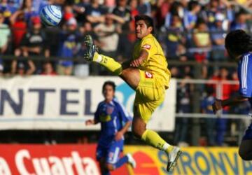 El 7 de Mayo del 2000, Estrada anotó su primer gol en Primera. Fue por Everton, en un 2-2 con Unión Española por el Torneo Nacional, cuando tenía 16 años con 345 días.