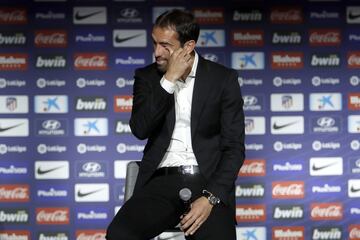 Diego Godín muy emocionado durante el acto de despedida.

