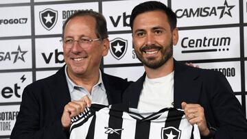 Davide Ancelotti, en su presentación como nuevo entrenador de Botafogo, junto a John Textor, dueño del club.