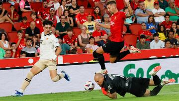 PALMA DE MALLORCA (ISLAS BALEARES) 07/10/2023. El defensa serbio del Mallorca, Matija Nastasic, salta ante su compañero, el guardameta serbio Predag Rajkovic, durante el encuentro correspondiente a la jornada nueve de primera división que disputan Mallorca y Valencia hoy sábado en el estadio de Son Moix, en Mallorca. EFE/CATI CLADERA.
