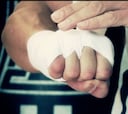 El vendaje de boxeo para entrenar