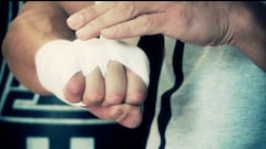El vendaje de boxeo para entrenar