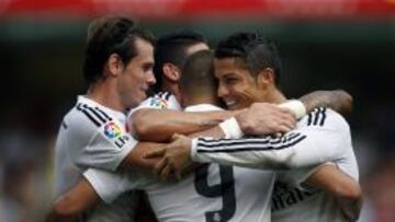 Los jugadores del Real Madrid se abrazan tras el 0-2.