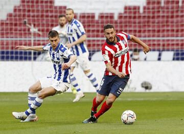 Koke trata de controlar el balón. 