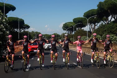 Yates celebra con los miembros de su equipo, el Visma-Lease, el Giro.