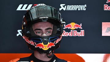 Pedro Acosta el box de KTM en Sepang.