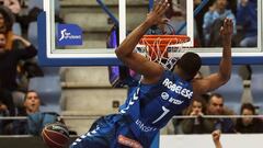 GRAF5532. SAN SEBASTI&Aacute;N, 19/03/2018.- El p&iacute;vot del Delteco GBC, Danny Agbelese, machaca la canasta ante el pivot de Estudiantes Alec Brown, durante el partido de la Liga ACB de baloncesto que se disputa hoy en el San Sebasti&aacute;n Arena. 