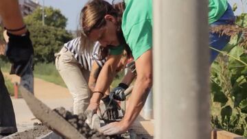 Las chicas de Asiplanchaba con Silvia Serret delante poniendo cemento en la construcción de un módulo de skate en la Bobila DIY de Badalona, un skatepark construido por skaters.