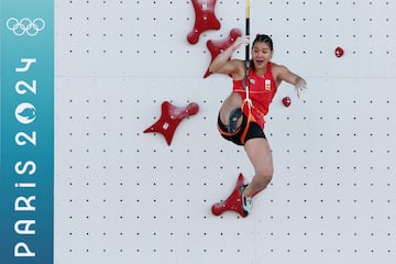 La escaladora española se clasifica para la siguiente ronda de la prueba velocidad de escalada con un tiempo de 7.26, superando a la indonesia Rajiah Sallsabillah, que se ha caído durante la prueba. 