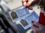 Una mujer sostiene dos décimos para el Sorteo Extraordinario del Niño. A 04 de enero de 2023, en Sevilla (Andalucía, España). El Sorteo Extraordinario del Niño celebra su 80ª edición coincidiendo con el día de los Reyes Magos. La lotería del Niño reparte hasta 700 millones de euros en premios, con un primer premio de 2.000.000 de euros a la serie. A pesar de que en el Sorteo Extraordinario de la Lotería del Niño tocan más premios que en la Lotería de Navidad, la cantidad de estos premios es menor
04 ENERO 2023
María José López / Europa Press
04/01/2023