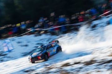 Thierry Neuville y su copiloto Nicolas Gilsoul