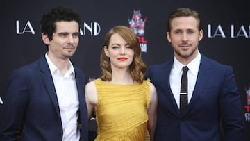 NPX21 HOLLYWOOD (ESTADOS UNIDOS) 03/01/2017.- Foto de archivo tomada el 15 de mayo de 2015 del director de cine Damien Chazelle (izq) y los actores Emma Stone (c) y Ryan Gosling durante la ceremonia de impresi&oacute;n de huellas en el Teatro Chino TCL en Hollywood (Estados Unidos). La cinta &quot;La La Land&quot; ha sido nominada a 14 estatuillas empatando as&iacute; la cifra r&eacute;cord obtenida previamente por &quot;All About Eve&quot; (1950) y &quot;Titanic&quot; (1997). La Academia de Hollywood anunci&oacute; hoy, 24 de enero de 2017 los nominados en la 89&ordf; edici&oacute;n de los &Oacute;scar. EFE/Mike Nelson