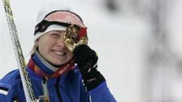 <b>ESQUÍ DE FONDO. </b>Kristina Smigun mira a través de su medalla en la ceremonia de entrega de premios de los 10 km estilo clásico.