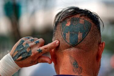 Hay aficionados que llevan muy lejos el amor a unos colores. En esta fotografía se ve a un seguidor del Monterrey que muestra el apasionamiento que siente por su club, cuyo escudo lleva tatuado en la cabeza y en la mano, antes del partido de ida de los cuartos de final del Clausura de la Liga mexicana que enfrentó a su equipo con el Toluca, al que ganó 3-2 .