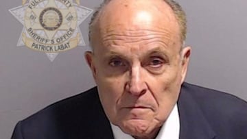 Tras entregarse a la justicia por el caso de intromisión electoral en Georgia, se ha publicado la foto policial de Rudy Giuliani, aliado de Trump.